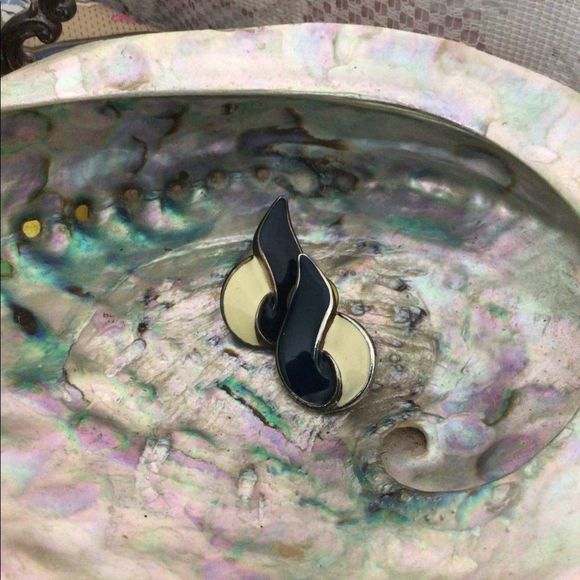 Vintage Navy & Cream Enamel Earrings Pierced Stud 1980’s - Picture 3 of 11